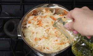 프라이팬, 느린 밥솥, 고기, 감자, 닭고기 및 소시지로 소금에 절인 양배추를 끓이는 방법