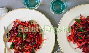 Salad lobak merah parut.  Salad lobak merah.  Salad lobak merah dengan bawang putih dan kacang