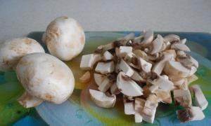 Pâtes aux champignons et sauce aux légumes Préparées avec des crevettes