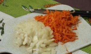 Sup rassolnik Lenten dengan oat gulung dan jeruk