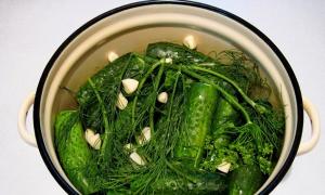 Як швидко зробити малосольні огірки в каструлі?