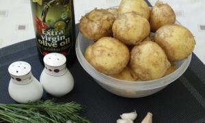 Молода картопля запечена в рукаві в духовці